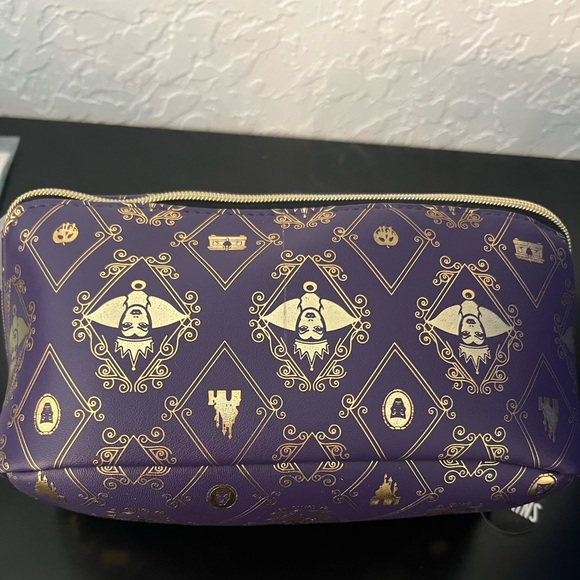 DISNEY VILLAINS NWT PURPLE & GOLD LARGE STUNNING MAKEUP CASE - Picture 2 of 14